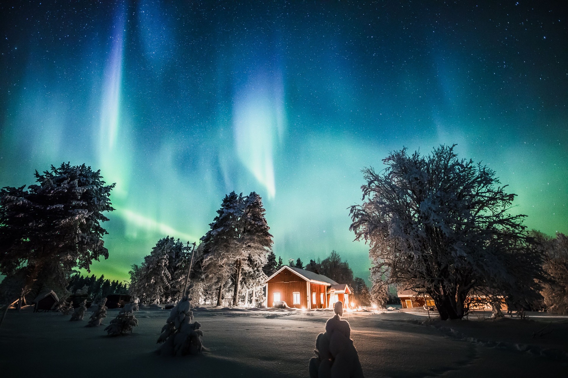 Talvinen luontoelämys ja revontulet Saariniemen tilalla Lapissa